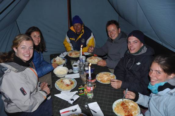Hora do jantar na barraca-restaurante do nosso segundo acampamento no trekking Santa Cruz, na Cordillera Blanca, região de Huaraz, no Peru